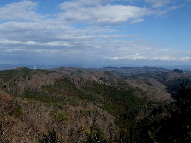 2.8展望台から奥久慈の山々.JPG